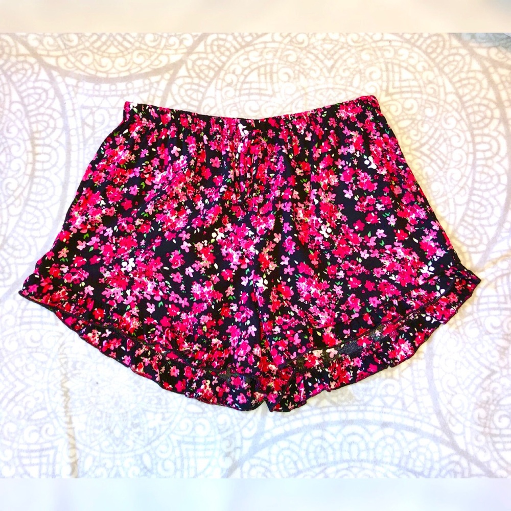 2 for $12‼️ Adorable Ruffled Floral Short.
